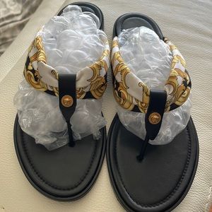 Versace Hibiscus-Print Flip Flops
Size 10 EU 41 women’s